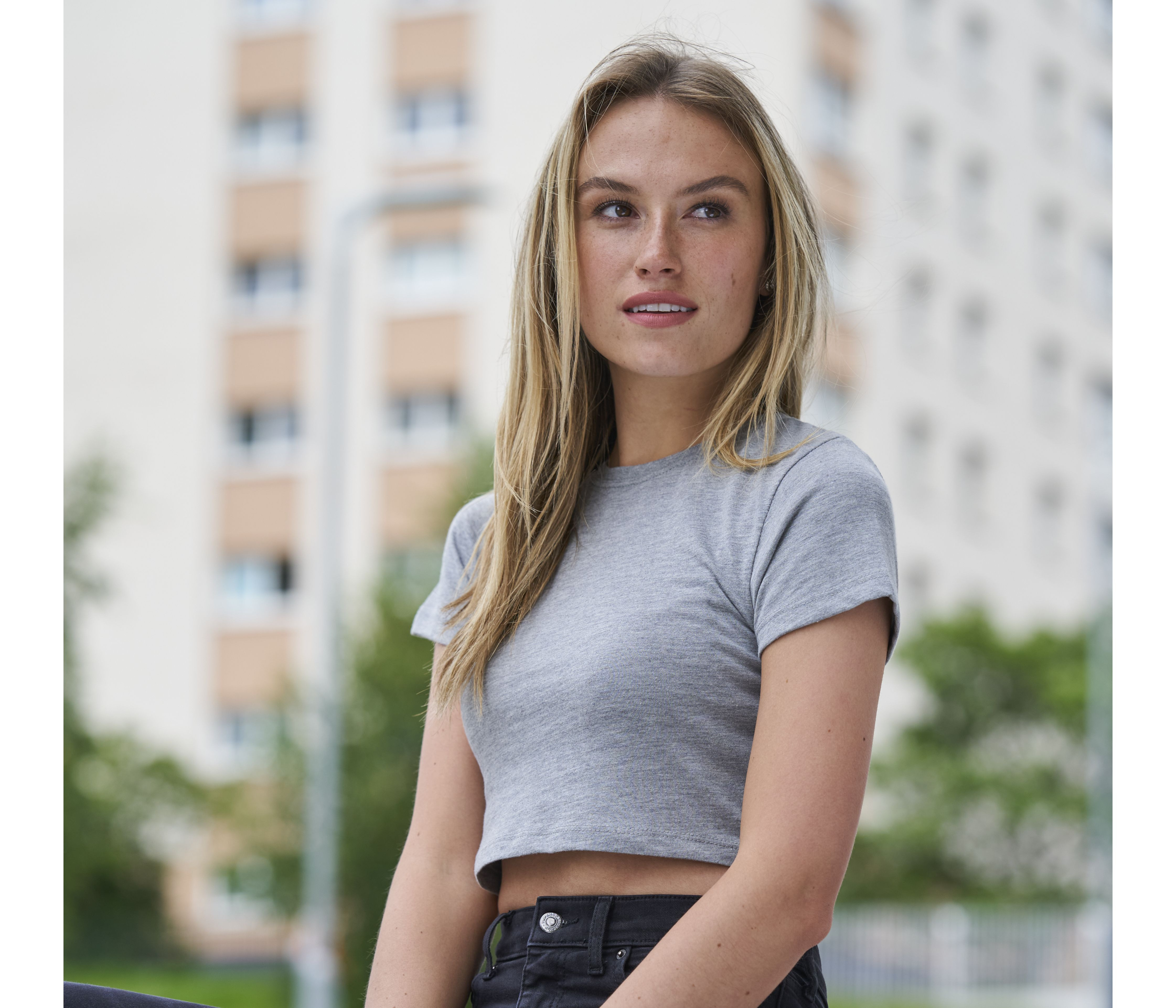 WOMEN' S TRI-BLEND CROPPED T